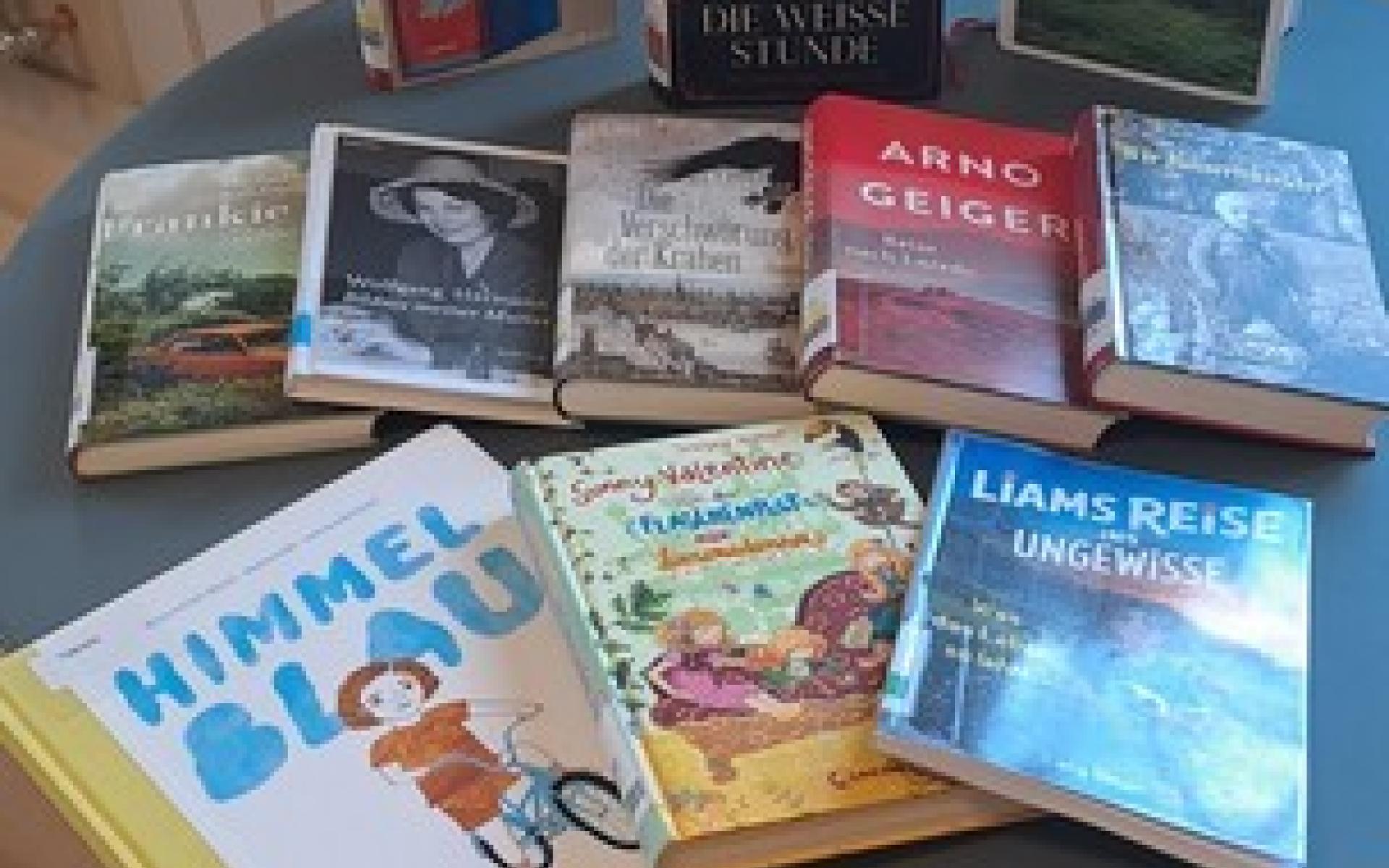 Thementisch mit Büchern von Vorarlberger Autoren