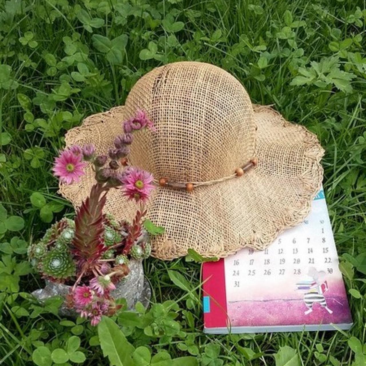 Strohhut auf der Wiese